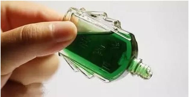 Dùng dầu gió đuổi muỗi 