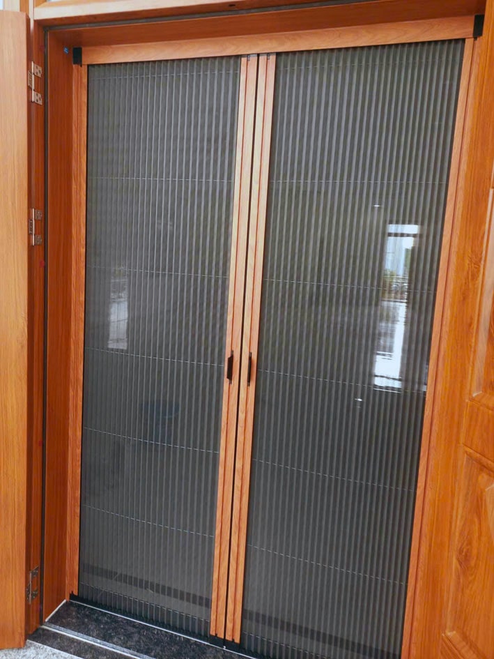 ảnh cửa xếp chắn muỗi cao cấp khung màu vân gỗ lắp tại hưng yên