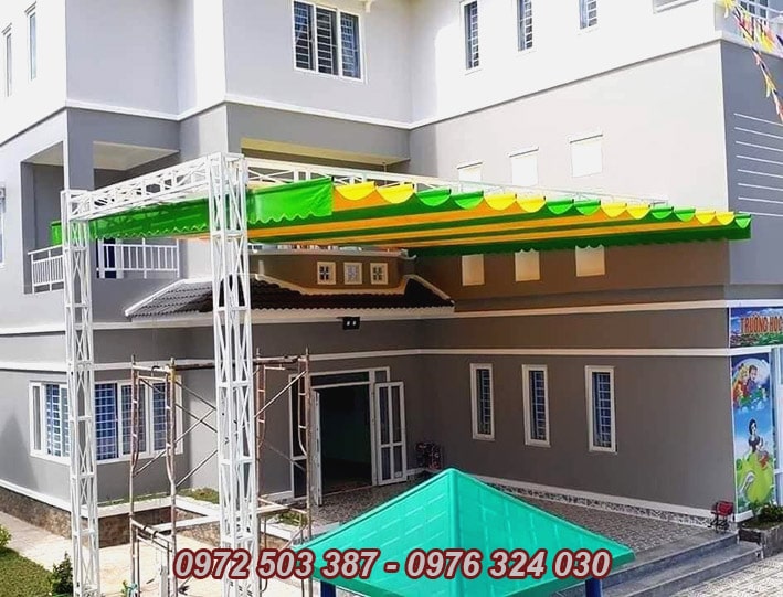 bạt xếp che sân