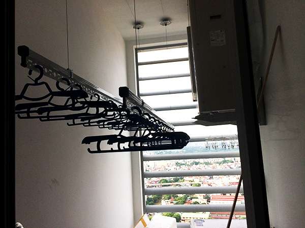 Giàn phơi thông minh tại Cầu Giấy – Giải pháp phơi đồ tiết kiệm diện tích cho mọi gia đình giàn phơi đồ găn trần tại cầu giấy cho ban công nhỏ
