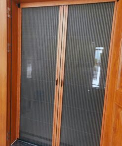 Cửa chống muỗi xếp màu vân gỗ cửa đi