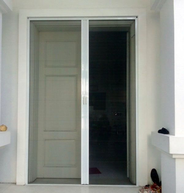 ứng dụng của cửa lưới chống muỗi xếp màu trắng 