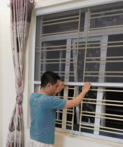cửa lưới chống muỗi tự cuốn màu trắng